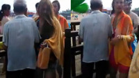 老人浴场出口专撞女子胸部迅雷下载