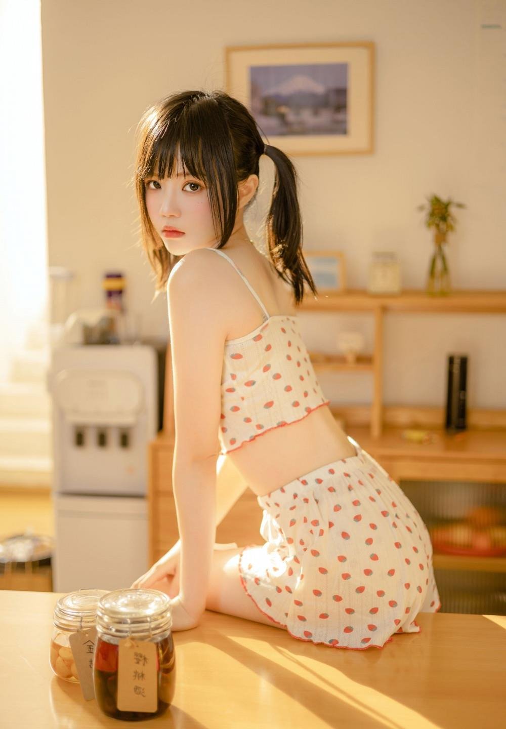 巨胸爆乳美女漏双奶头A片裸体