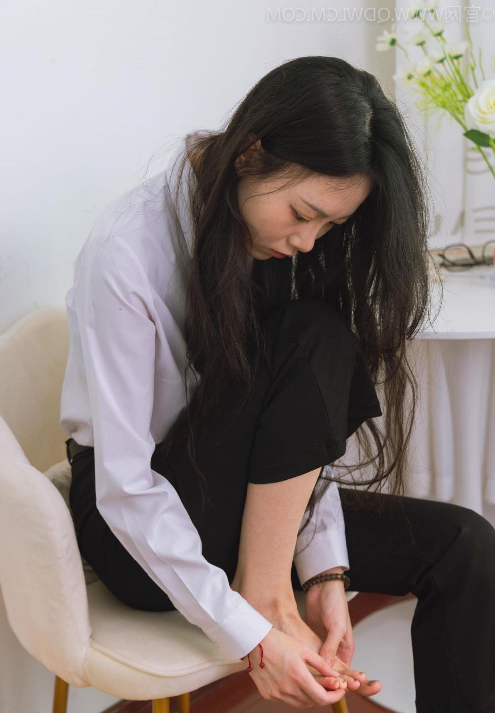 她的丝袜脚胯下圣水尿