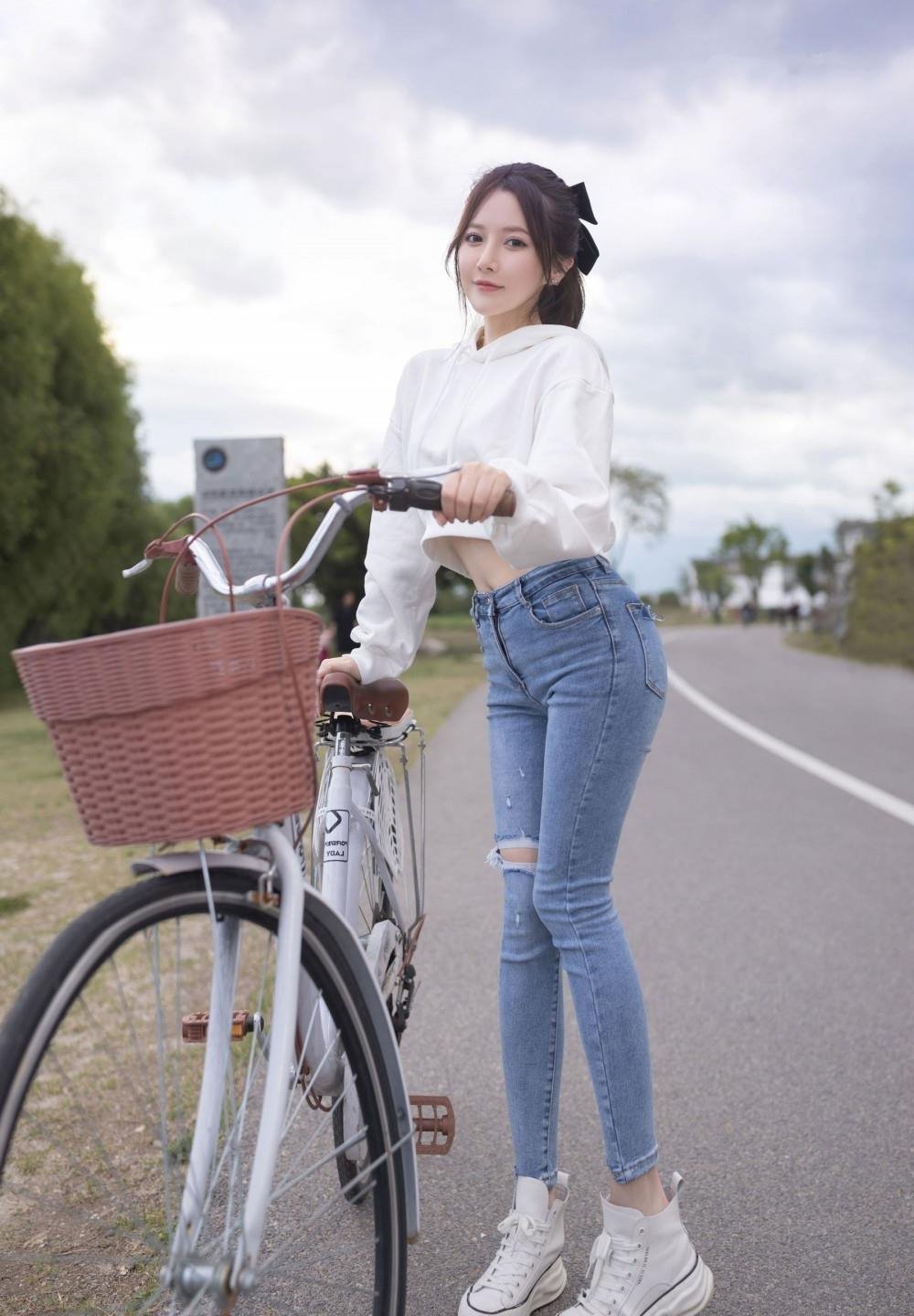 被吊起玩弄的女性奴